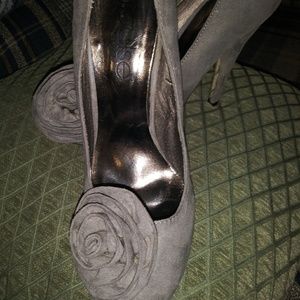 Pulse suede heel size 7 w/ flower Embemlished